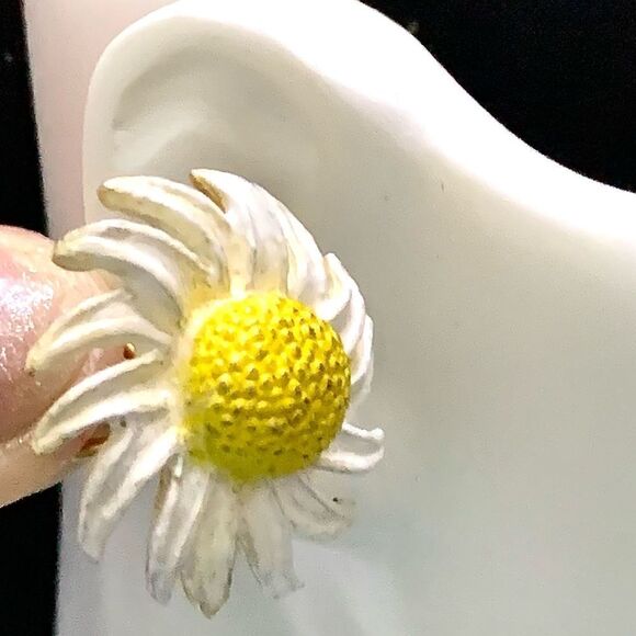 2 pair lot floral clip earrings White daisy -yellow black eye Susan earrings - Picture 5 of 15